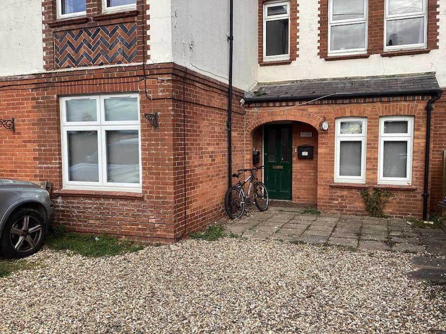 Two Bedroom, Off-Road Parking Ludgershall  Exterior foto